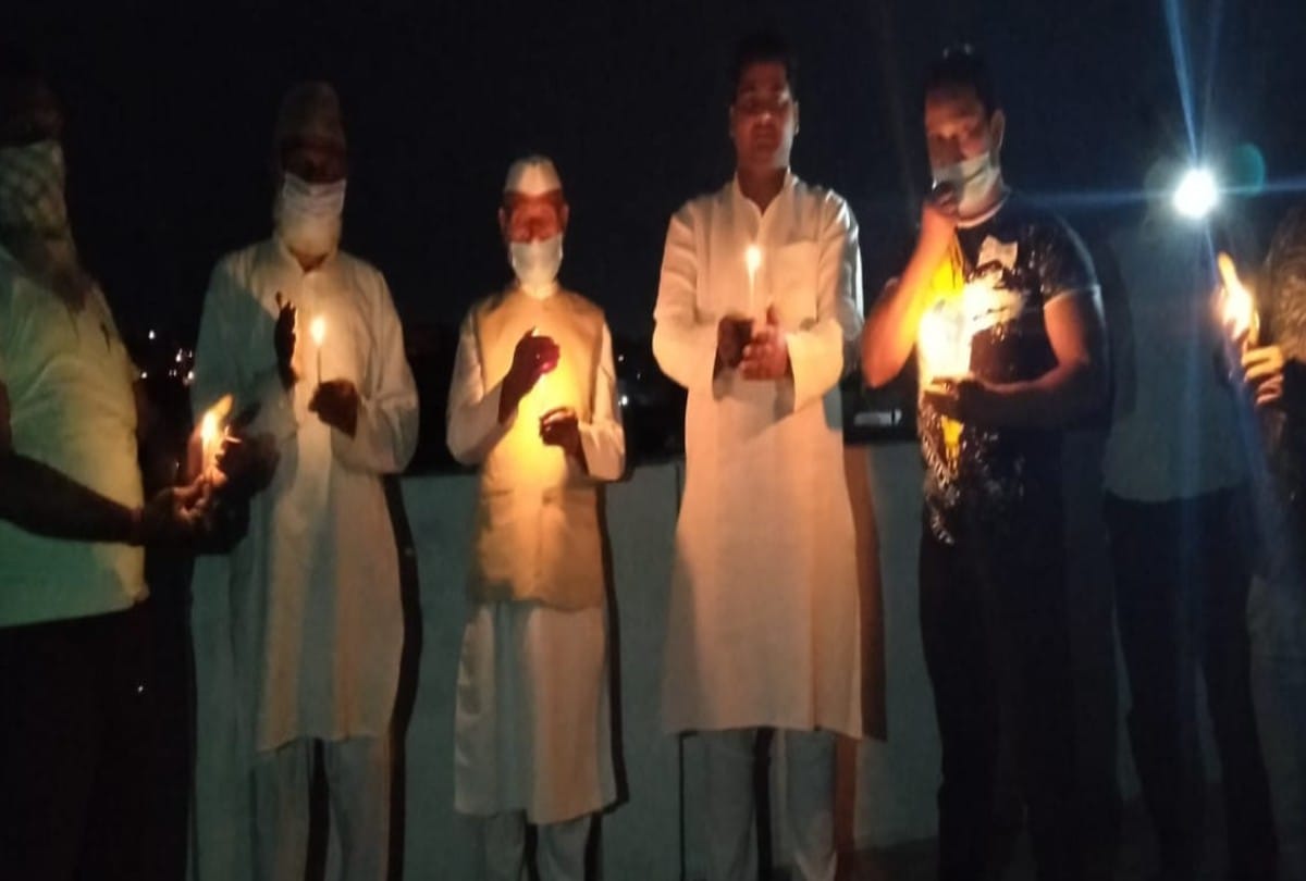 Fight against coronavirus agra people gave message of unity by light up lamps