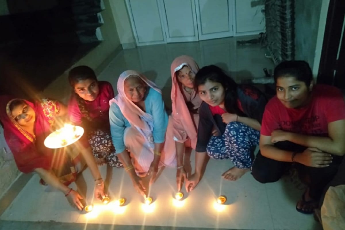 Corona, Peoples of Meerut diyas light candles, mobile torches against corona for nine minutes in city