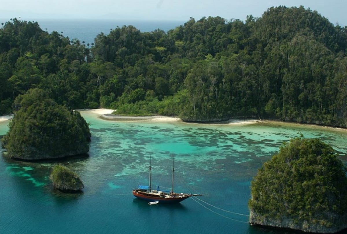 Top 5 largest island in the world and their mystery
