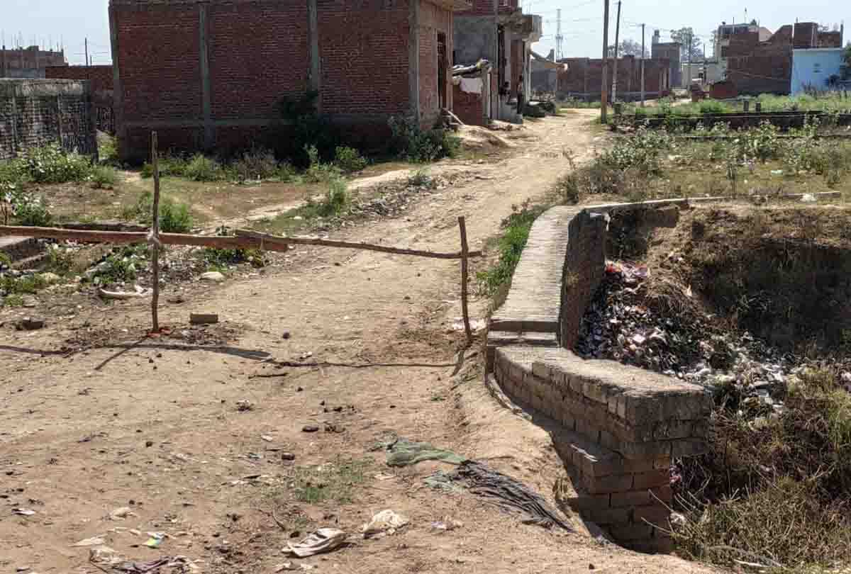 Muslim women chased the team who came to Red Zone to investigate in Auraiya's Khanpur