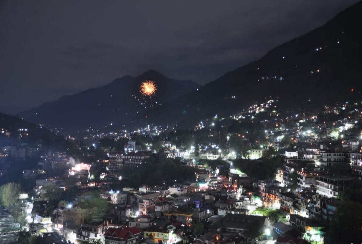 fight against corona people light diyas in kullu mandi una