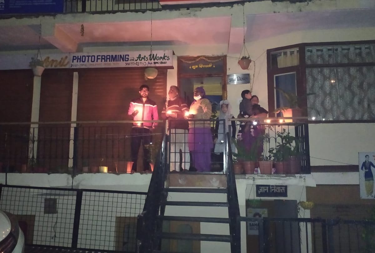 fight against corona people light diyas in kullu mandi una