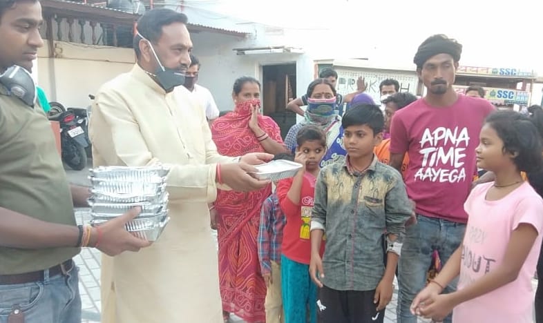On the call of PM, all united to light the lamp against the darkness of Corona, BJPers distributed candles with relief material