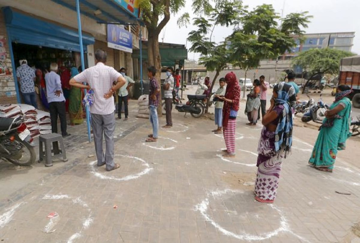 Coronavirus,covid19, Line at banks and shops in lockdown at aligarh, nine cases of violation filed