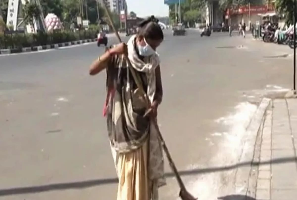 9 month pregnant woman cleans road in surat
