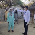 बेलखरनाथ ब्लाक के चौखड़ा गांव में तबलीगी जमात के लोगों की थर्मल स्क्रीनिंग करते स्वास्थ्यकर्मी।
