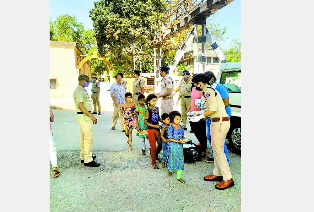 RPF team is distributing food among people during lockdown