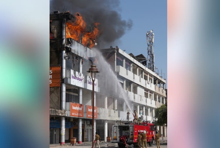 Fire in Chandigarh Sector 17 News in Hindi: Coronavirus, Lockdown, Curfew, Fire in Sector 17 Showroom