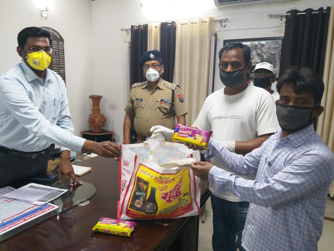 police distributed food in people see latest photos at gorakhpur