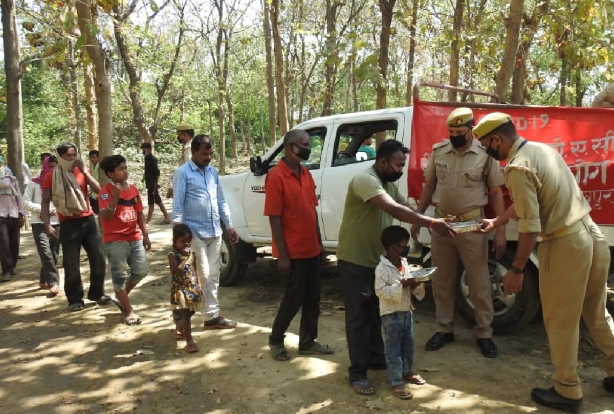 police distributed food in people see latest photos at gorakhpur