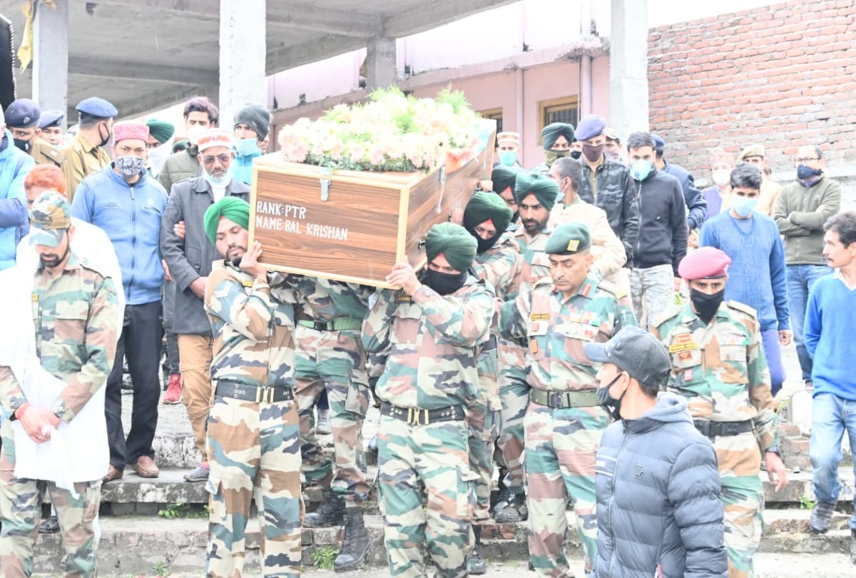 family was preparing to light the lamps suddenly news of the son martyrdom came