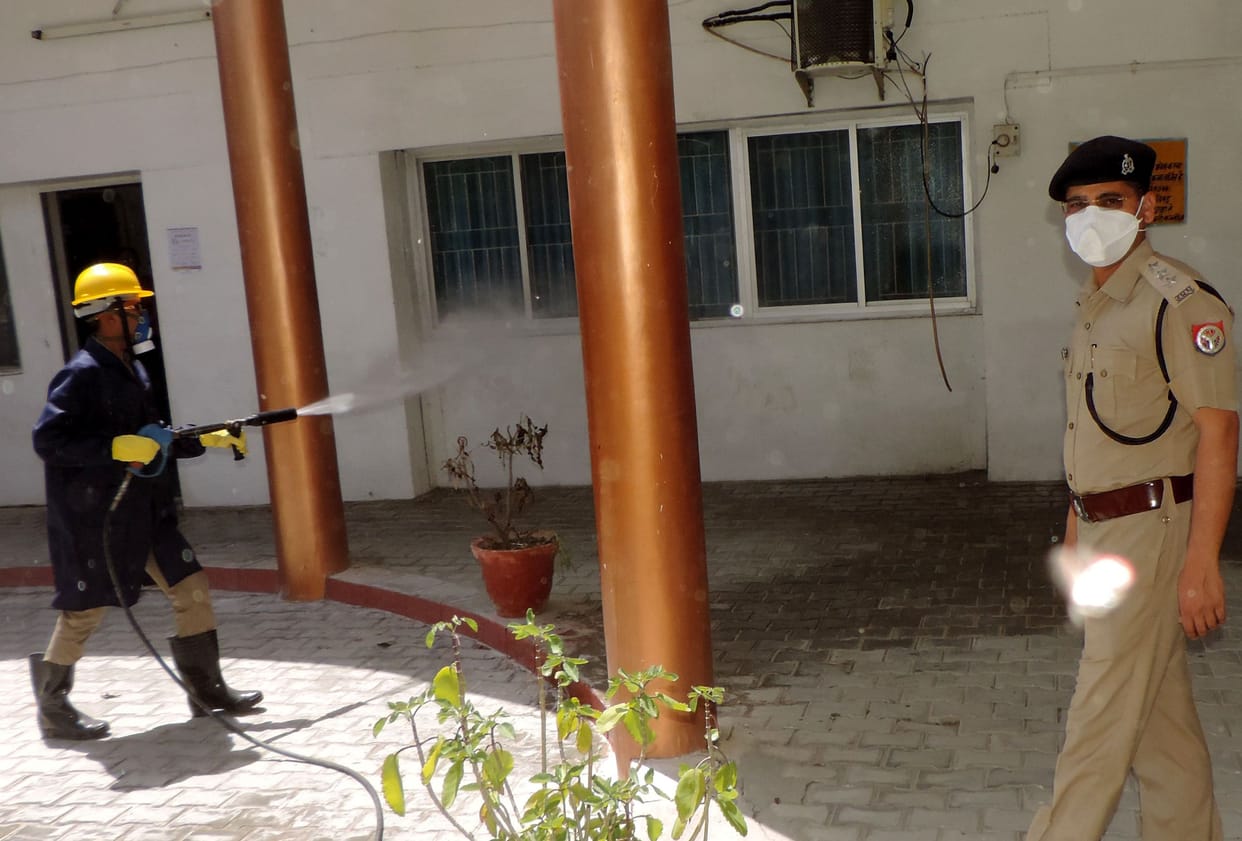 damakal teem ne kalaktret samet sarakaaree bhavanon ko kiya sainitaij
