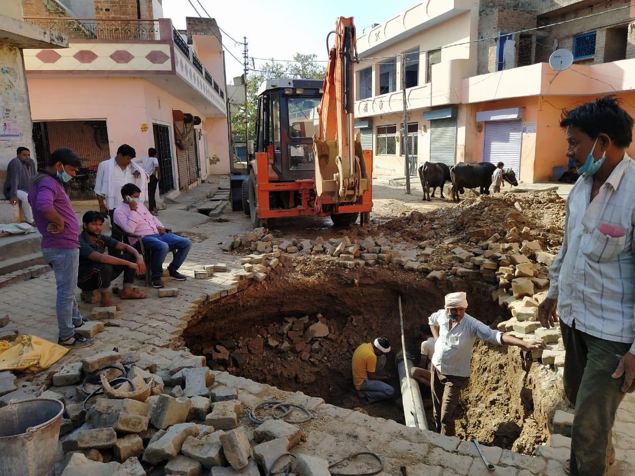 Police jeep trapped in pit due to road sinking, policemen narrowly escaped