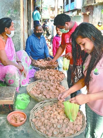 People flocked to buy lamps and candles in the market
