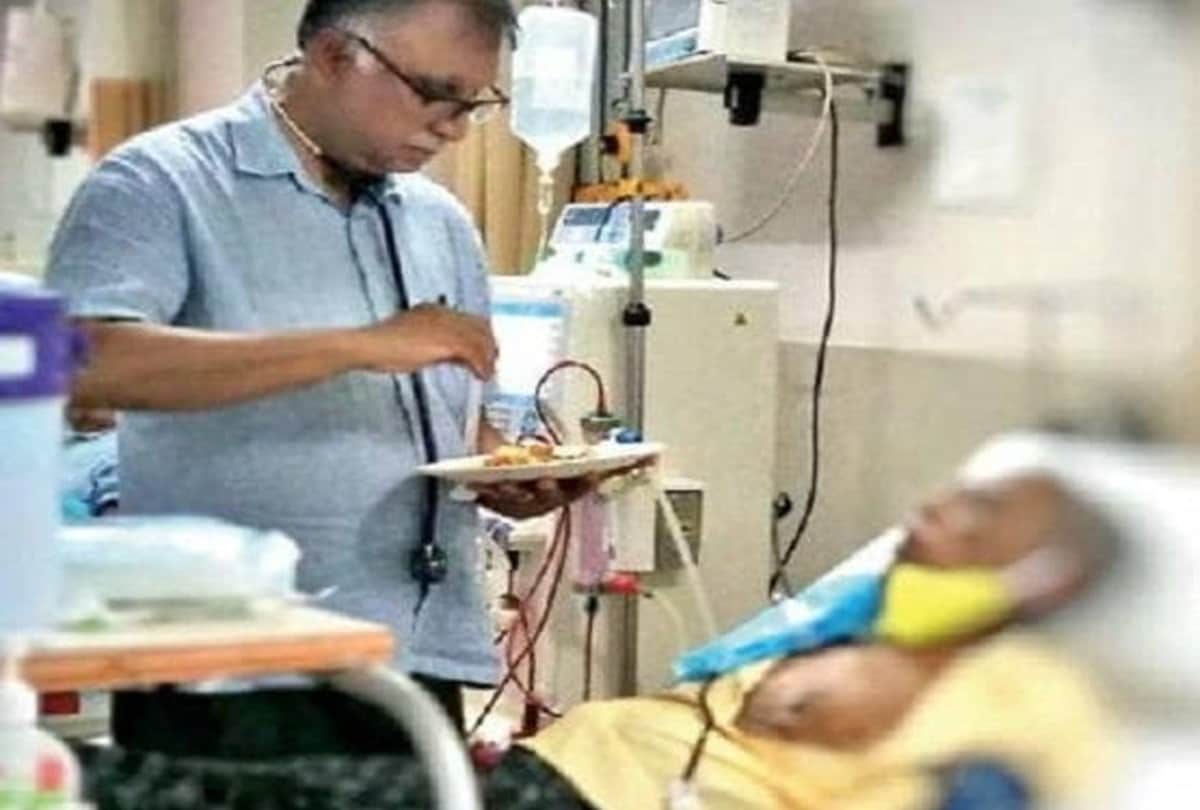 कोरोना मरीज ने मांगी मछली, डॉक्टर ने अपने हाथों से खिलाई, वायरल हो रहीं तस्वीरें