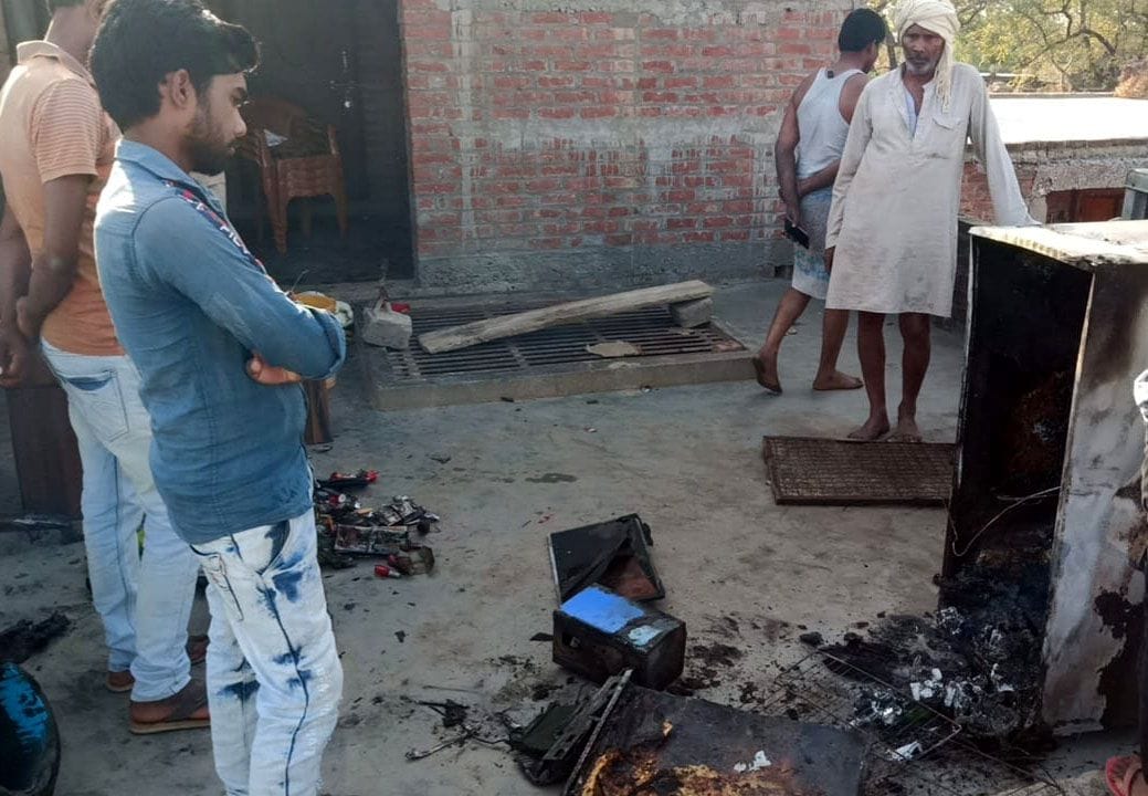 deepak se lagee aag, grhasthee ka saamaan jala