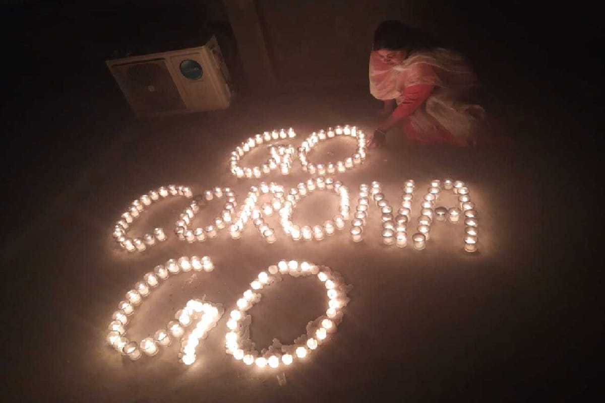 Corona, Peoples of Meerut diyas light candles, mobile torches against corona for nine minutes in city