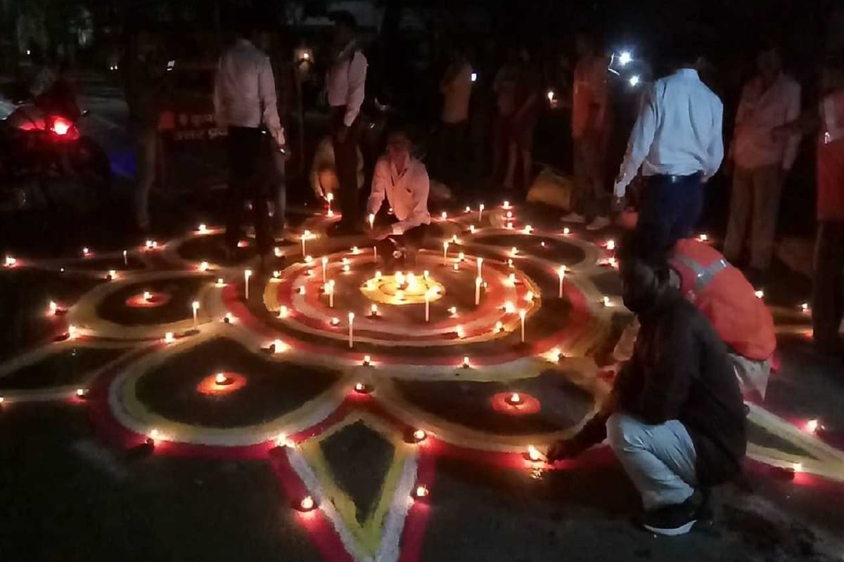 Corona, Peoples of Meerut diyas light candles, mobile torches against corona for nine minutes in city