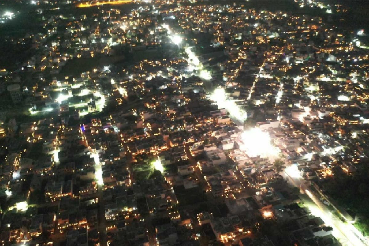 Corona, Peoples of Meerut diyas light candles, mobile torches against corona for nine minutes in city