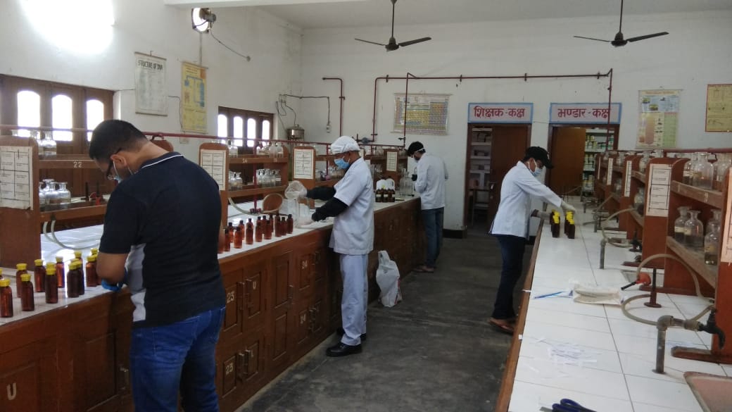 Gorakhpur UP (Uttar Pradesh) Coronavirus News in Hindi: CM Yogi Adityanath College make sanitizer for villagers