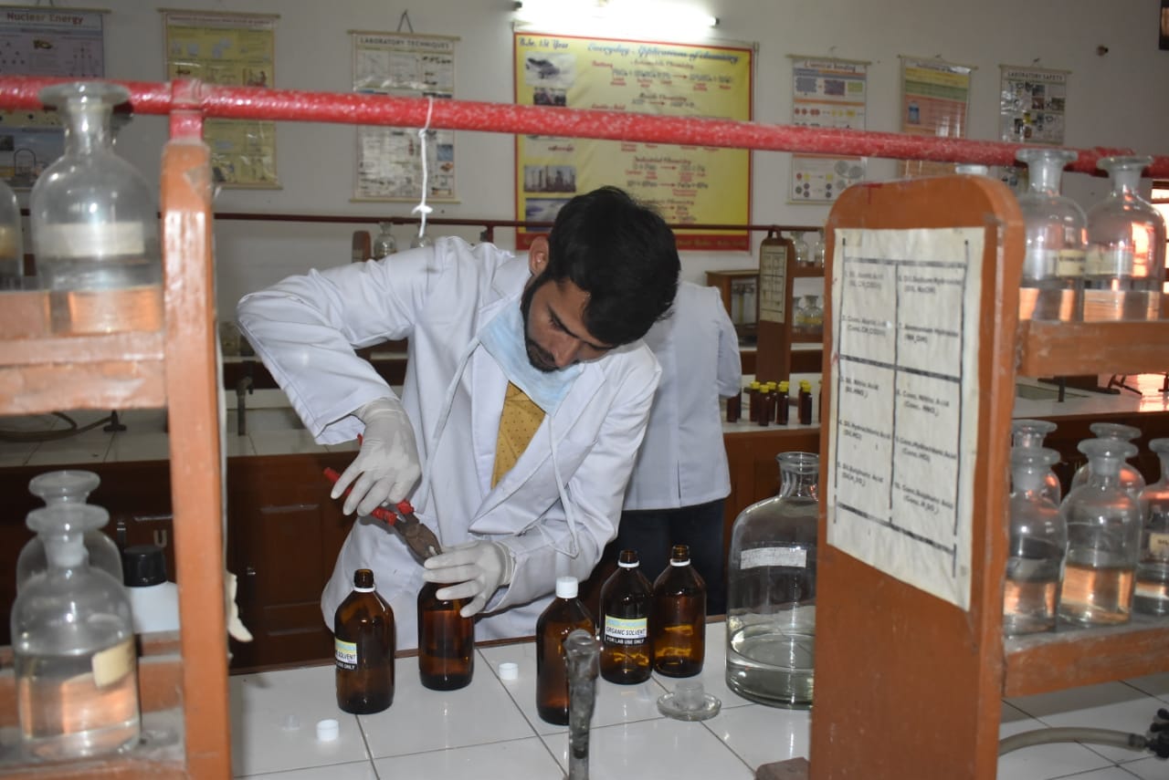 Gorakhpur UP (Uttar Pradesh) Coronavirus News in Hindi: CM Yogi Adityanath College make sanitizer for villagers