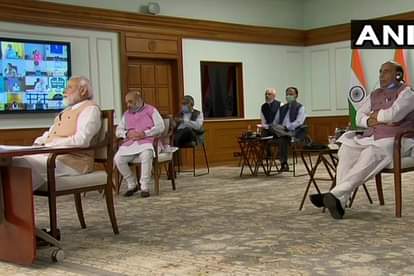 वीडियो कांफ्रेंसिंग के जरिए बात करते पीएम नरेंद्र मोदी (फाइल फोटो)