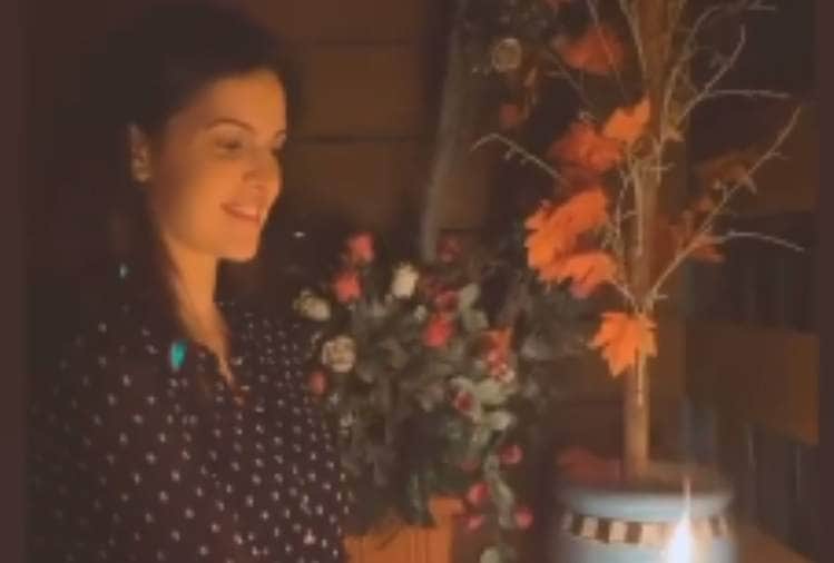 Hardik Pandya and Natasa Stankovic lighting candles during 9pm 9minutes