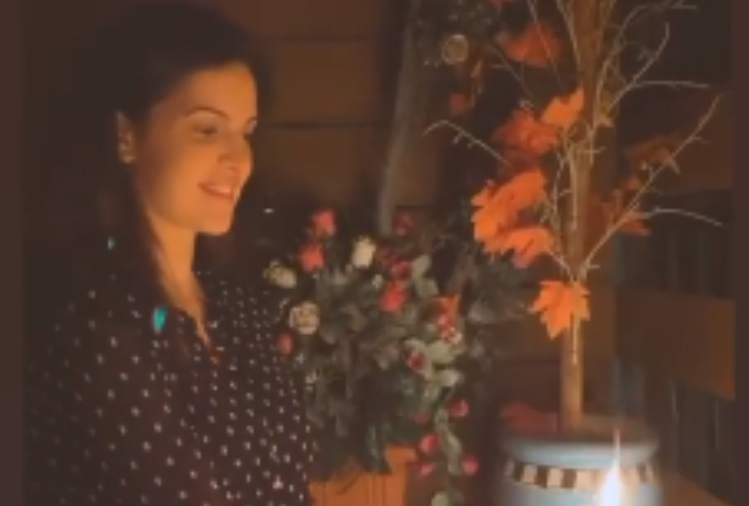 Hardik Pandya and Natasa Stankovic lighting candles during 9pm 9minutes