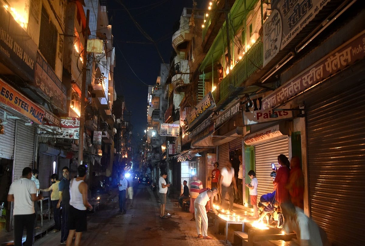 On the call of PM, there was light for nine minutes from monasteries and temples to homes, Money Diwali in Prayagraj