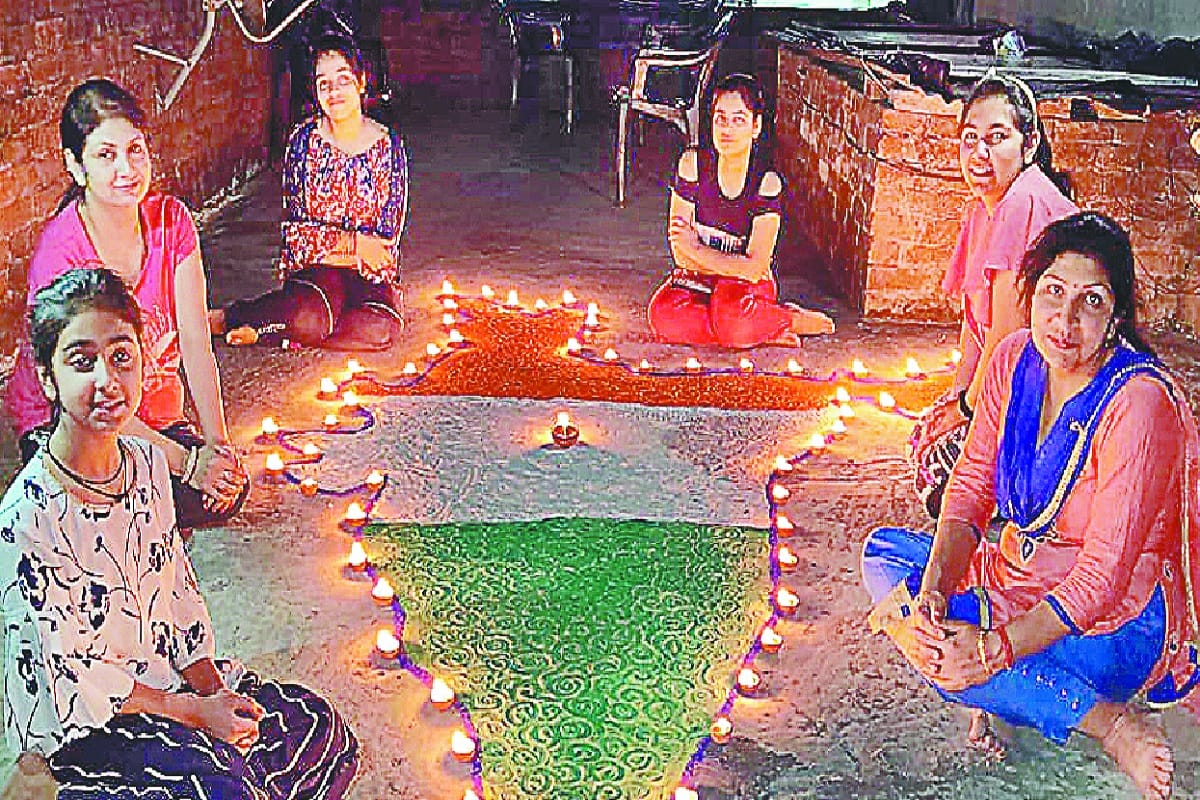 Corona, Peoples of Light Diya On PM Narendra Modi Appeal Against Corona Virus for Nine Minutes in Saharanpur