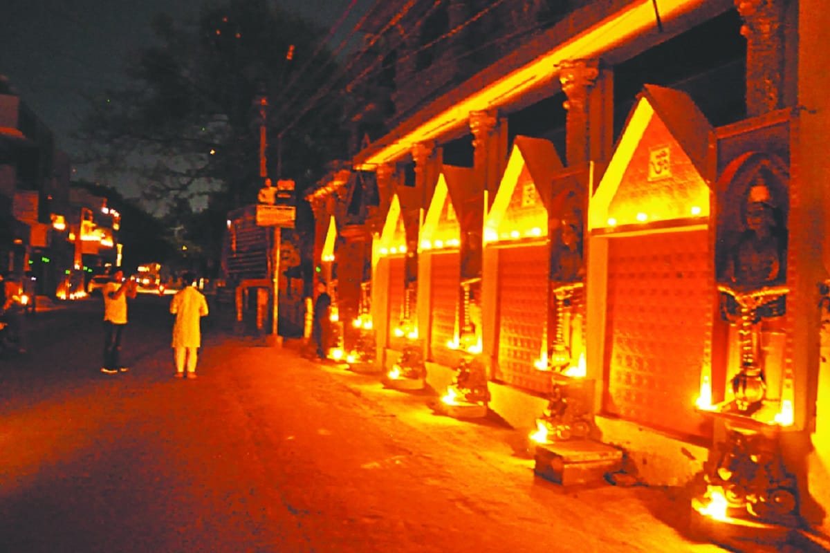 Corona, Peoples of Light Diya On PM Narendra Modi Appeal Against Corona Virus for Nine Minutes in Saharanpur