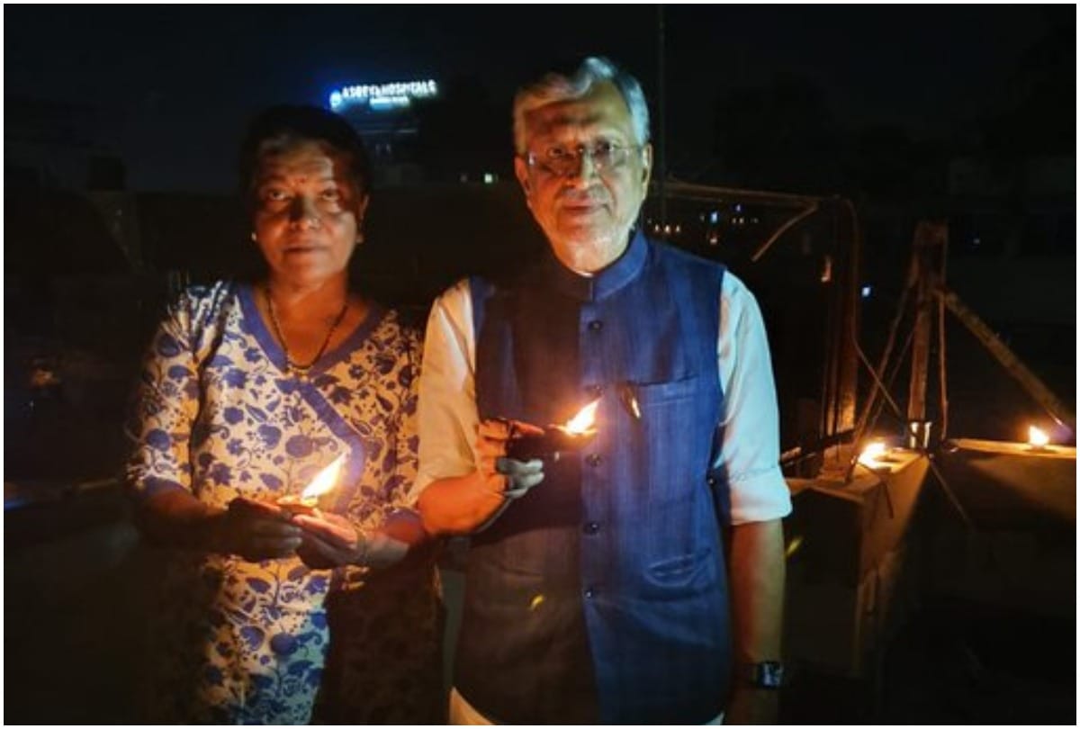 Bihar Governor Chief Minister lighting lamps to end Coronavirus