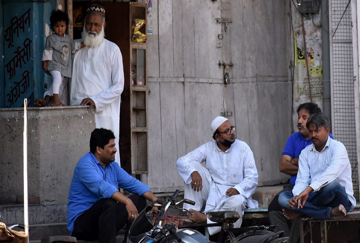 Health team arrives at Mehbooba guest house with protection kit, health checkup of deposits