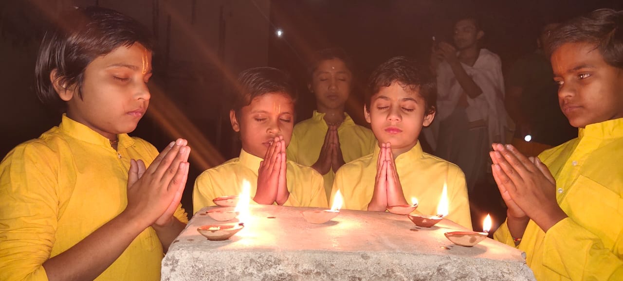 Fight against corona lamps lit from varanasi to Korea