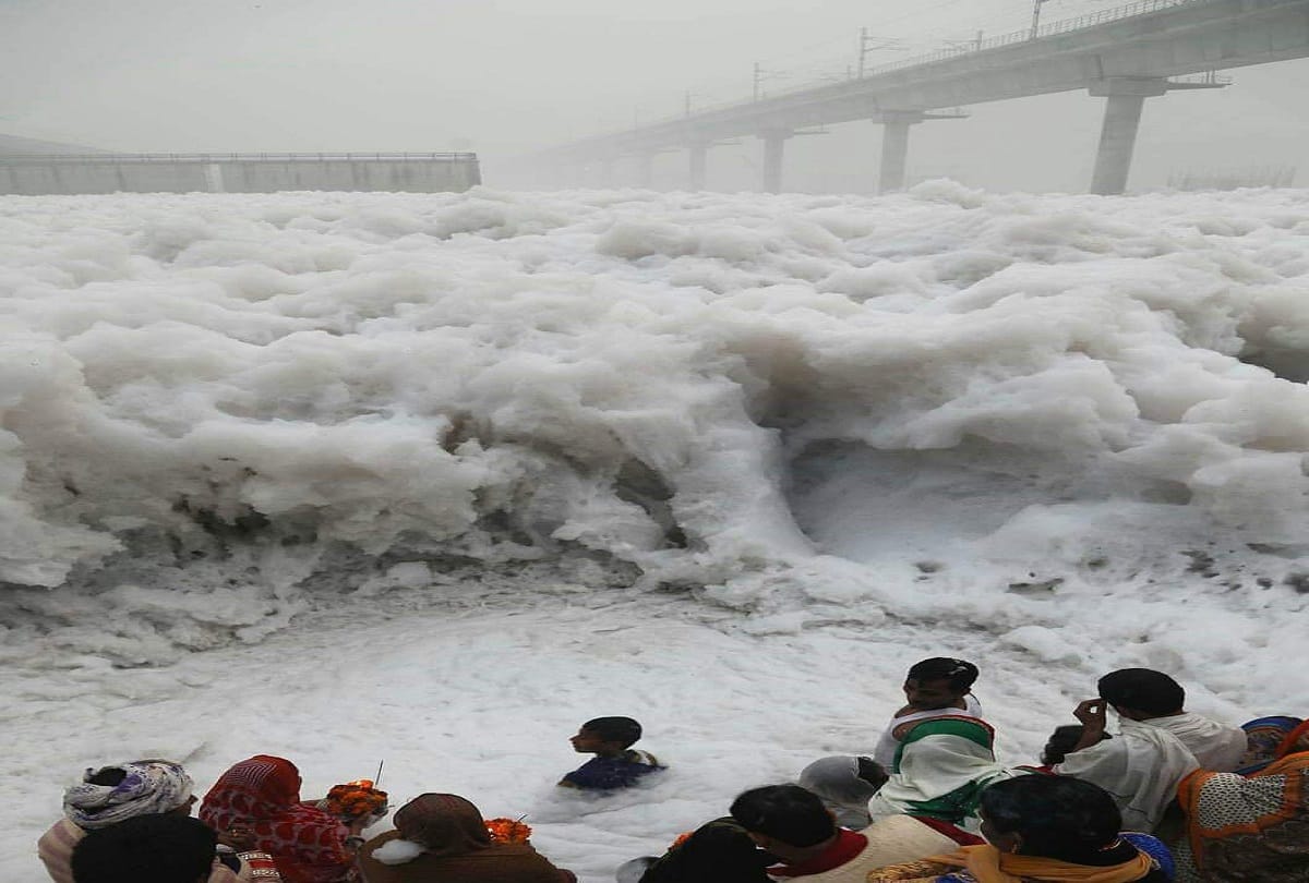 Delhi Toxic foam floats on the surface of Yamuna river at ito delhi