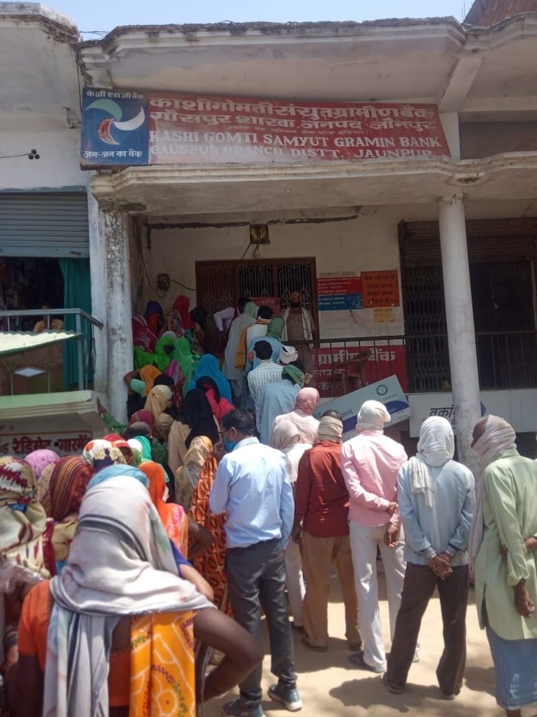 People are not keeping social distance to withdraw money from banks