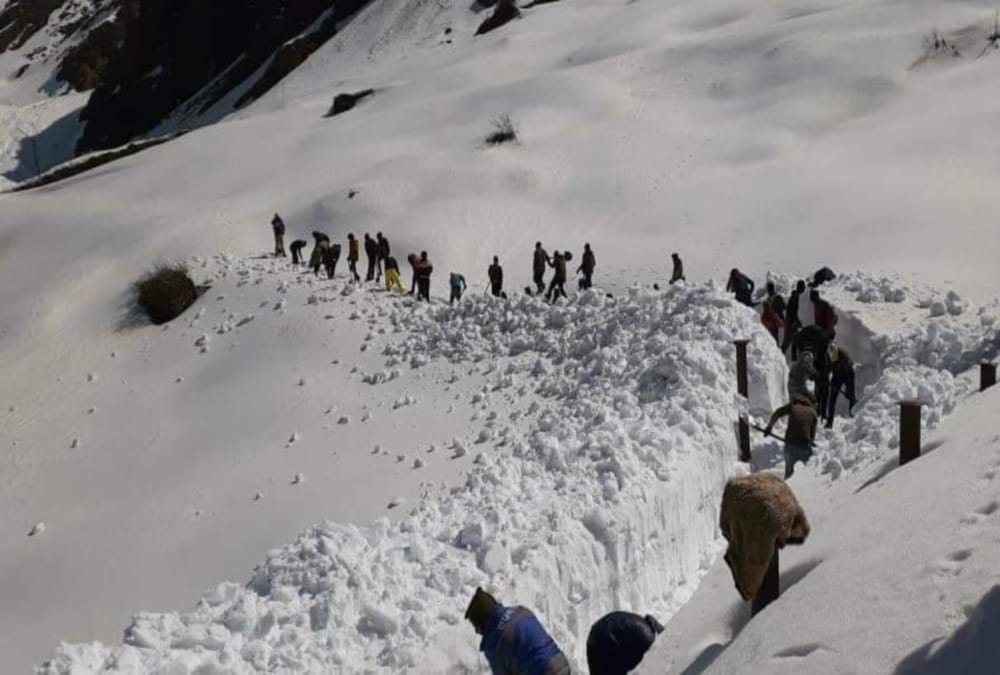 Snow Big Mountain cutting work Continue in Kedarnath dham Before Yatra Starts, see visuals