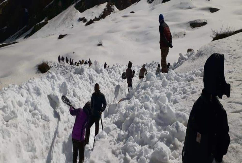 Snow Big Mountain cutting work Continue in Kedarnath dham Before Yatra Starts, see visuals
