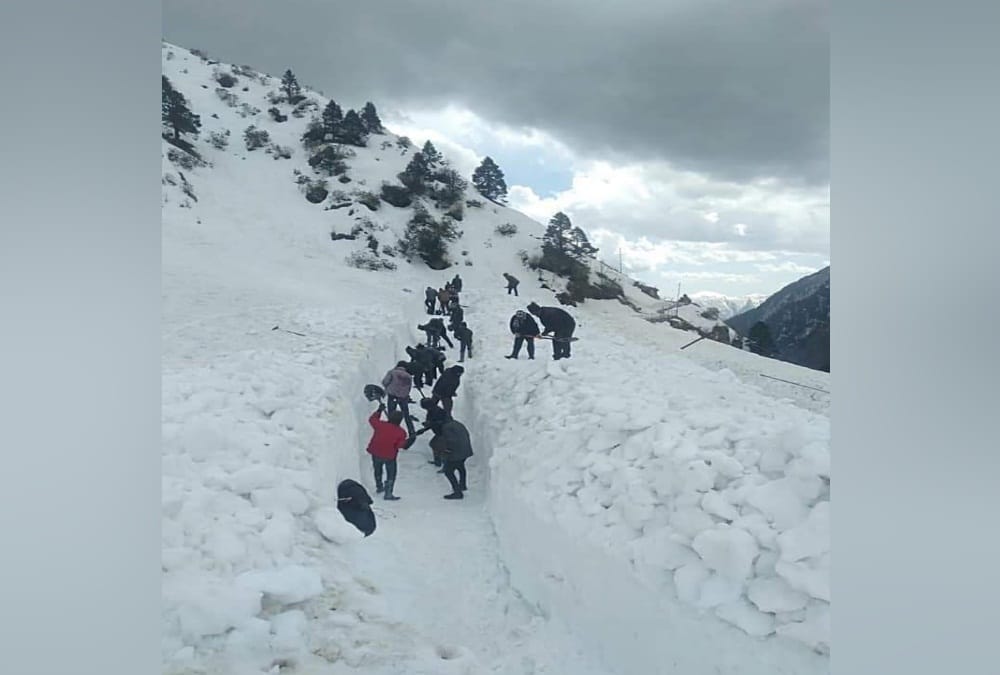 Snow Big Mountain cutting work Continue in Kedarnath dham Before Yatra Starts, see visuals