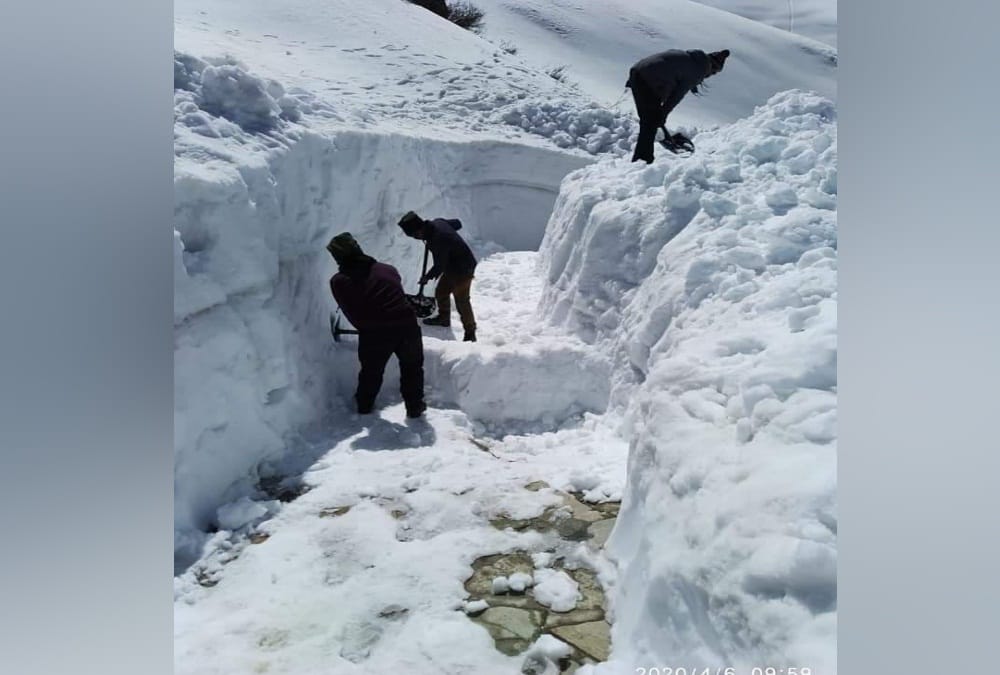 Snow Big Mountain cutting work Continue in Kedarnath dham Before Yatra Starts, see visuals