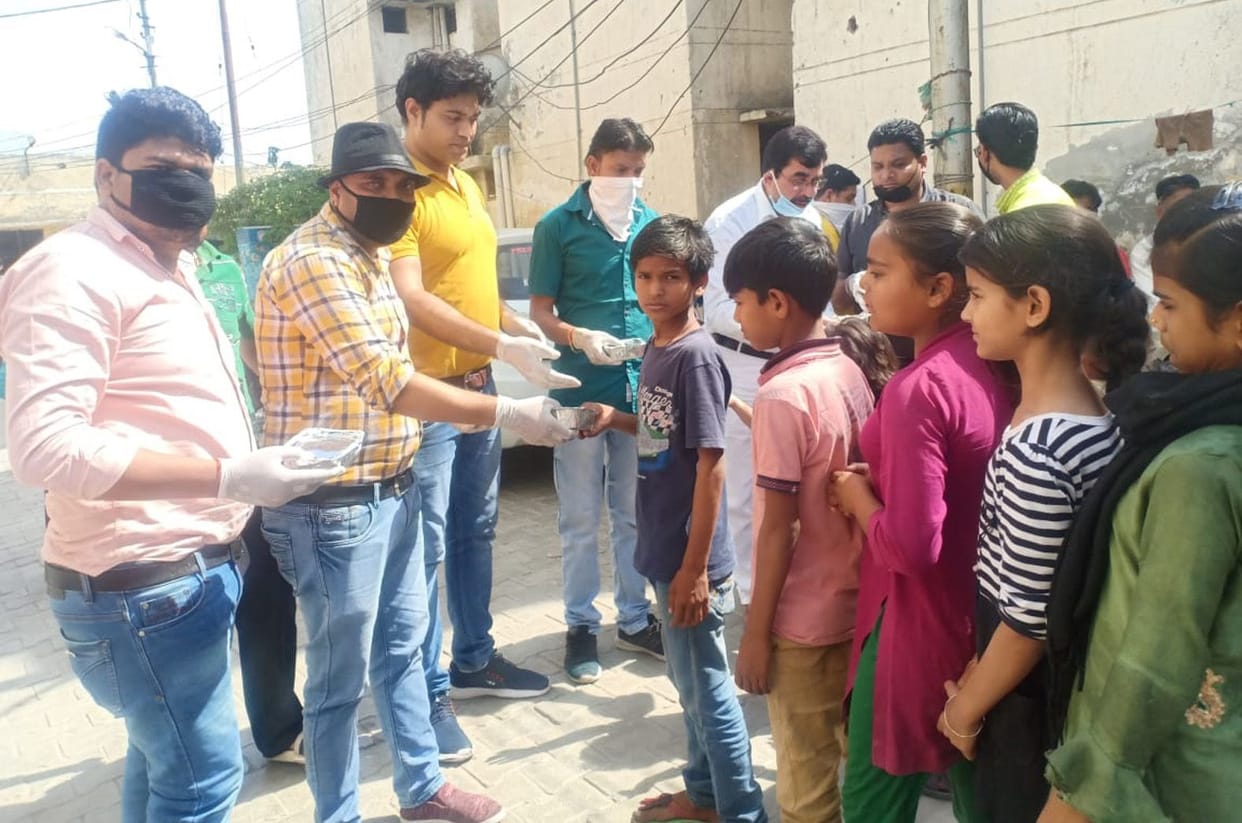 Under Amar Ujala Base initiative food provided to the needy