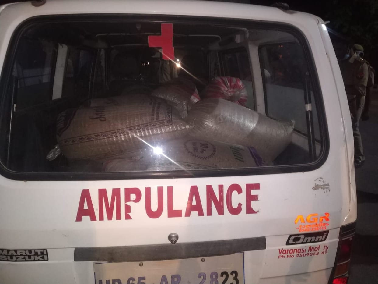 Taking advantage of the discount given in the lock down, the ambulance was going on playing the siren, the police checked the wheat