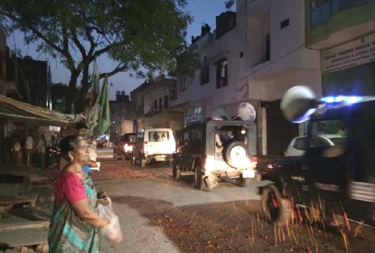 Corona Warriors flowers showered on policemen in Agra