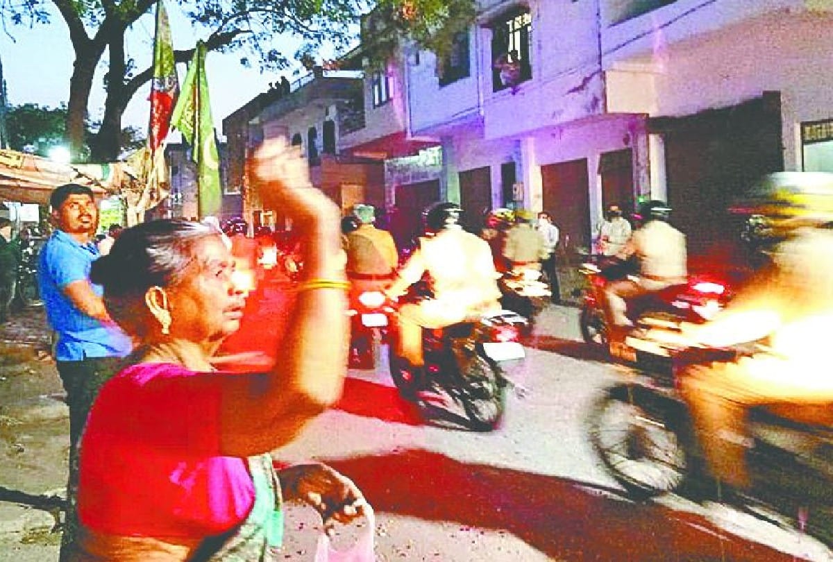 Corona Warriors flowers showered on policemen in Agra