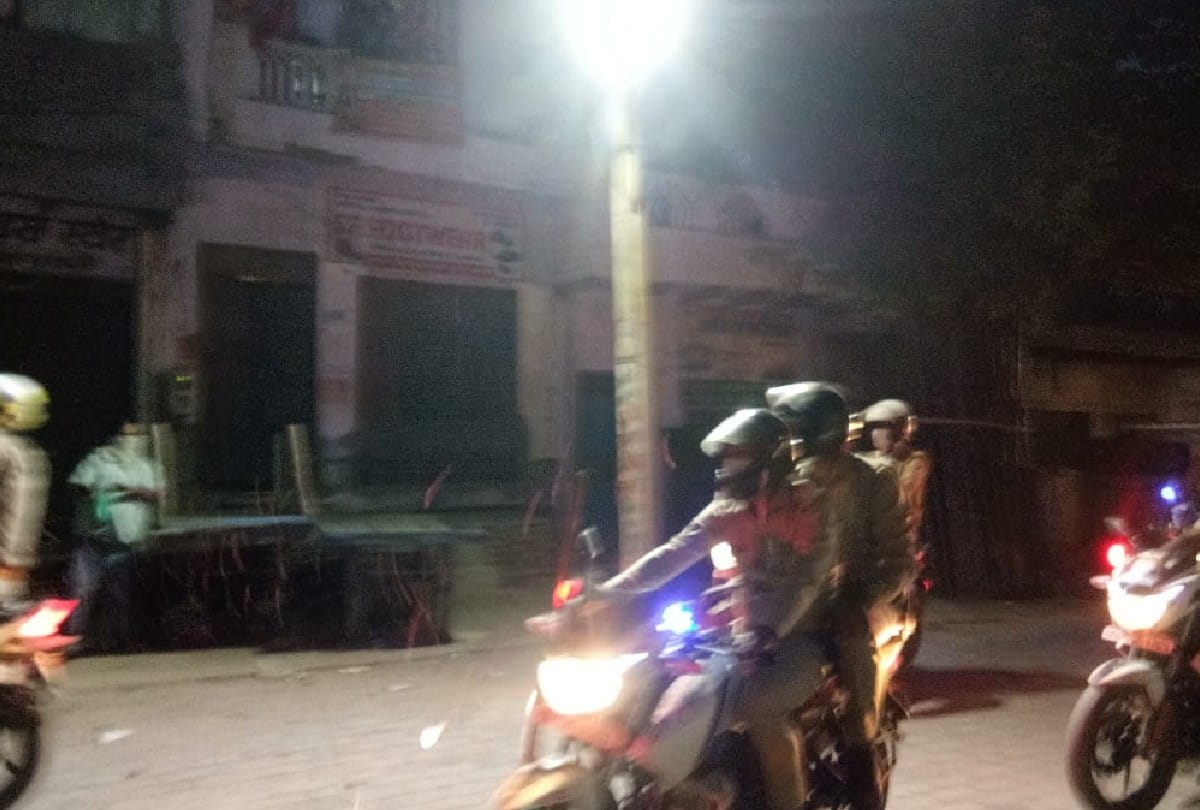 Corona Warriors flowers showered on policemen in Agra