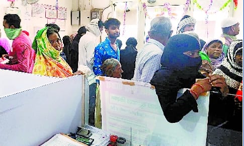 Crowd forgot coronation to withdraw 500 rupees in Jan Dhan