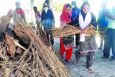 The daughters fulfilled the father's last wish by offering fire to the pyre