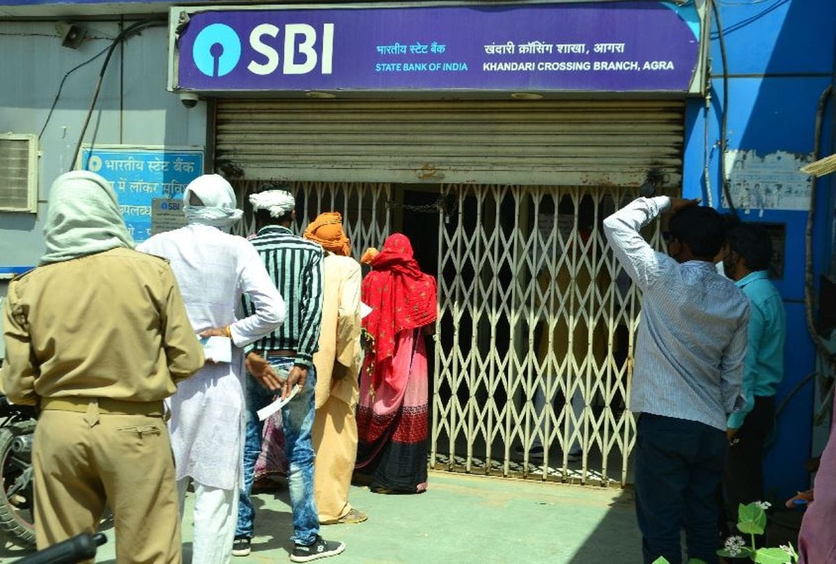 agra dm warns to Bank manager for negligence in social distancing