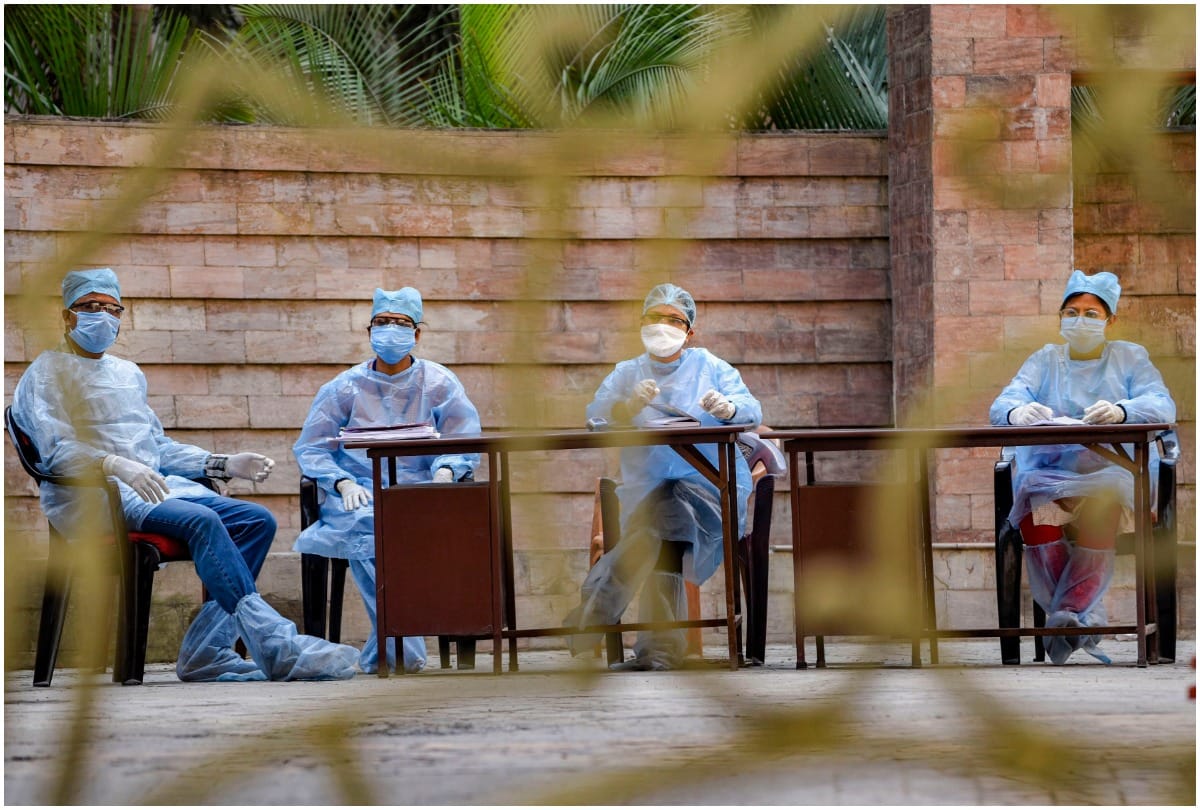 Pakistan Doctors Arrested for Protesting Lack of COVID-19 Protective Equipment