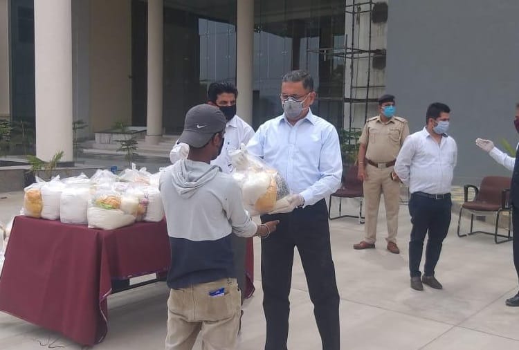 Ration distributed to laborers by IPS KK Mishra